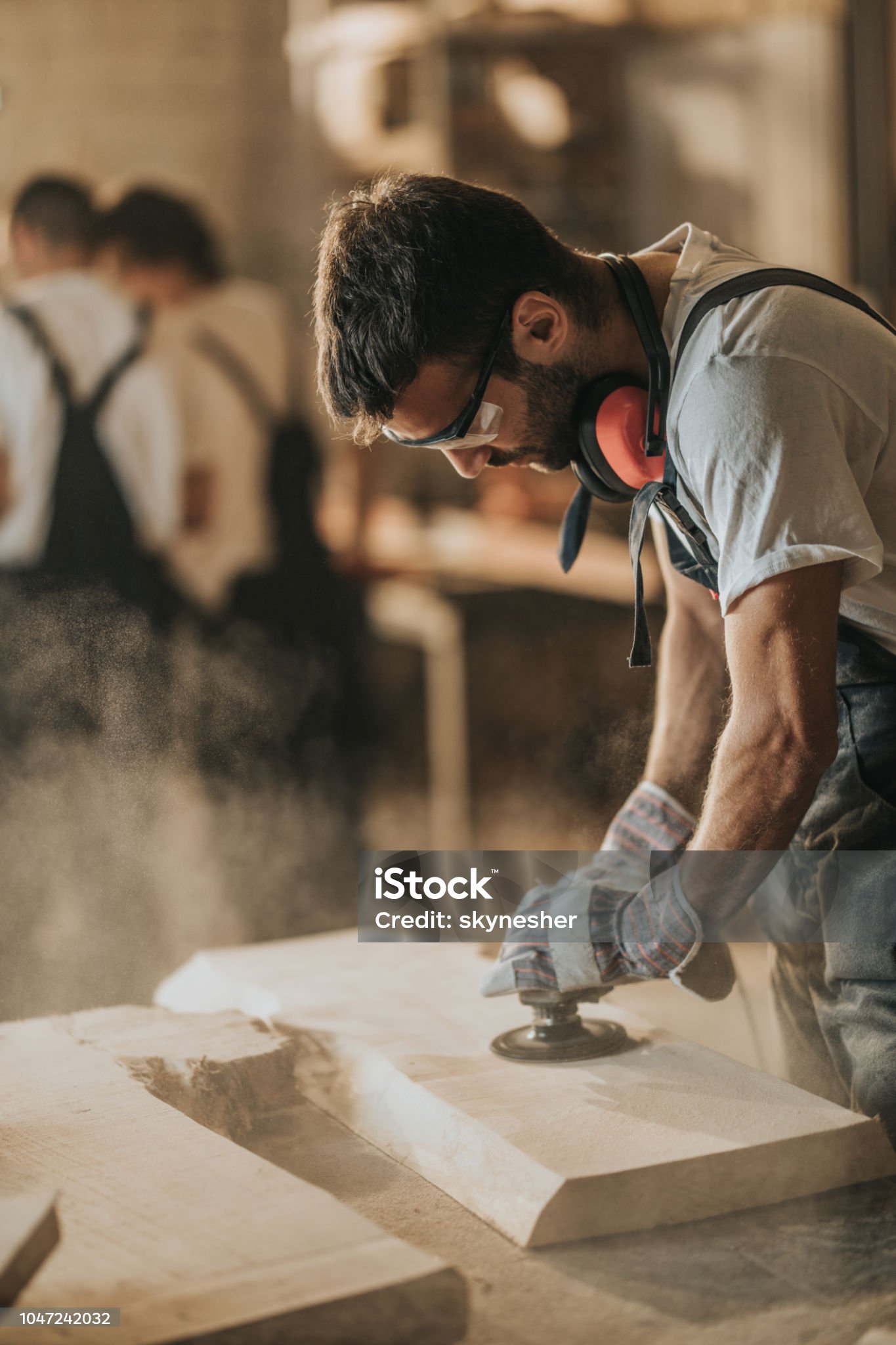 Mario trabajando la madera en un taller de carpintería